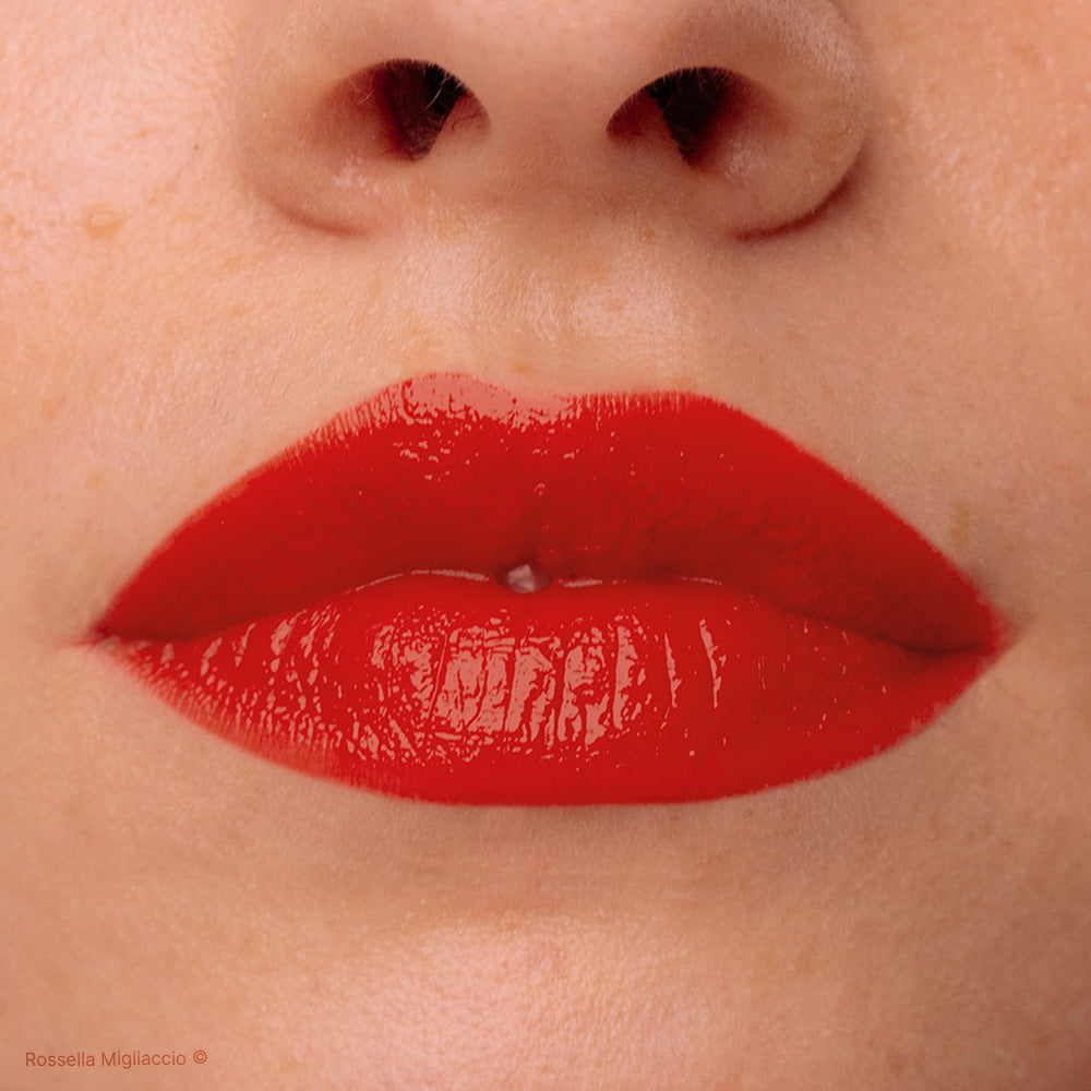 Rossetto rosso brillante perfetto per spring bright.