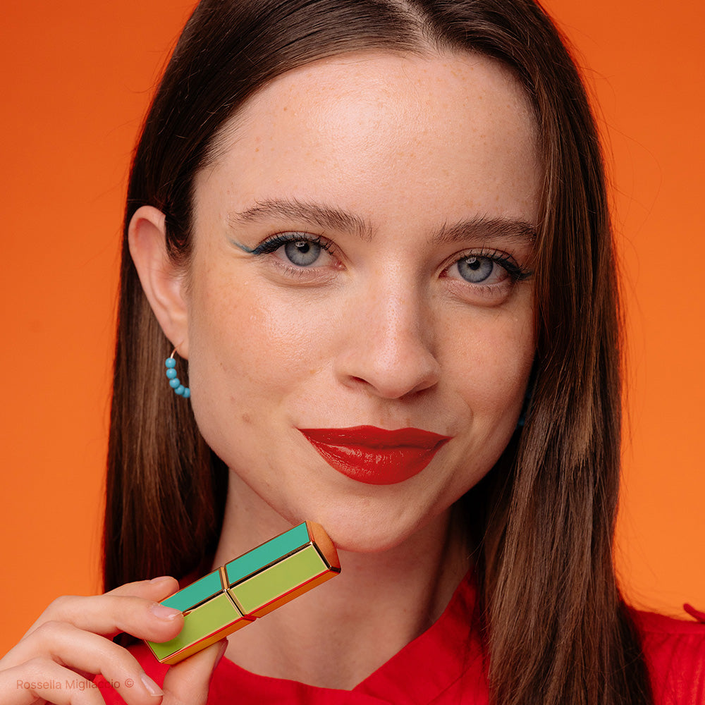 Look con rossetto rosso brillante per Primavera.