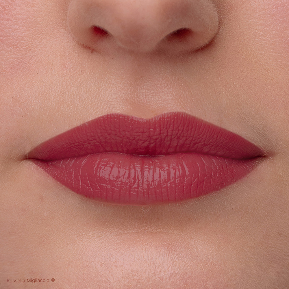 Rossetto Summer Cool di Rossella Migliaccio indossato sulle labbra.