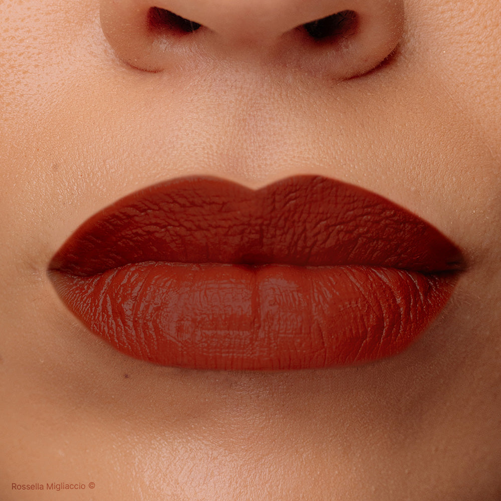 Rossetto rosso caldo perfetto per stagione Autunno.