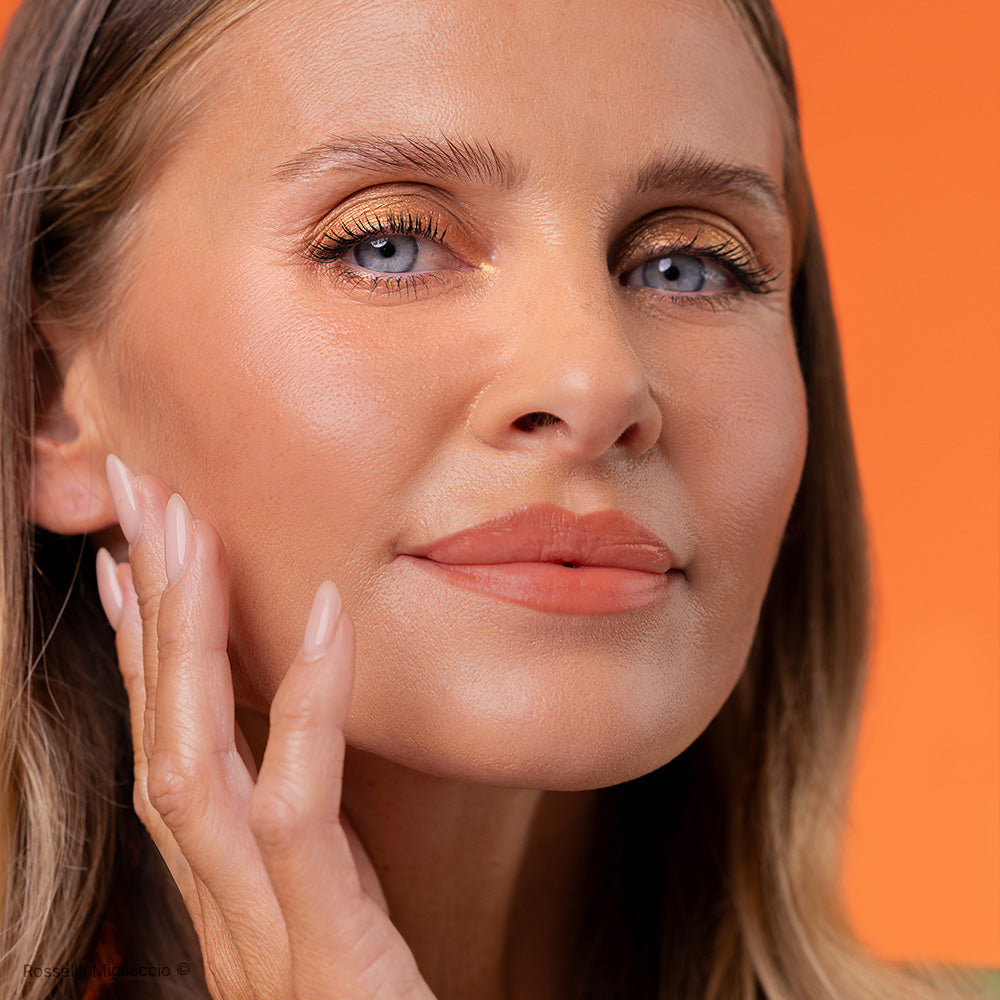 Make-up armocromatico con rossetto nude per stagione primavera light.