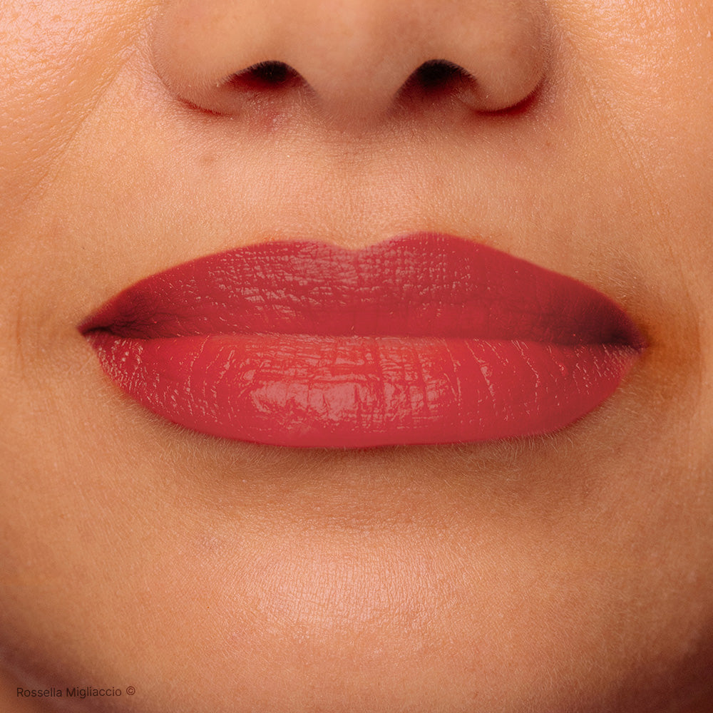 Rossetto rosso acceso perfetto per primavere Warm.