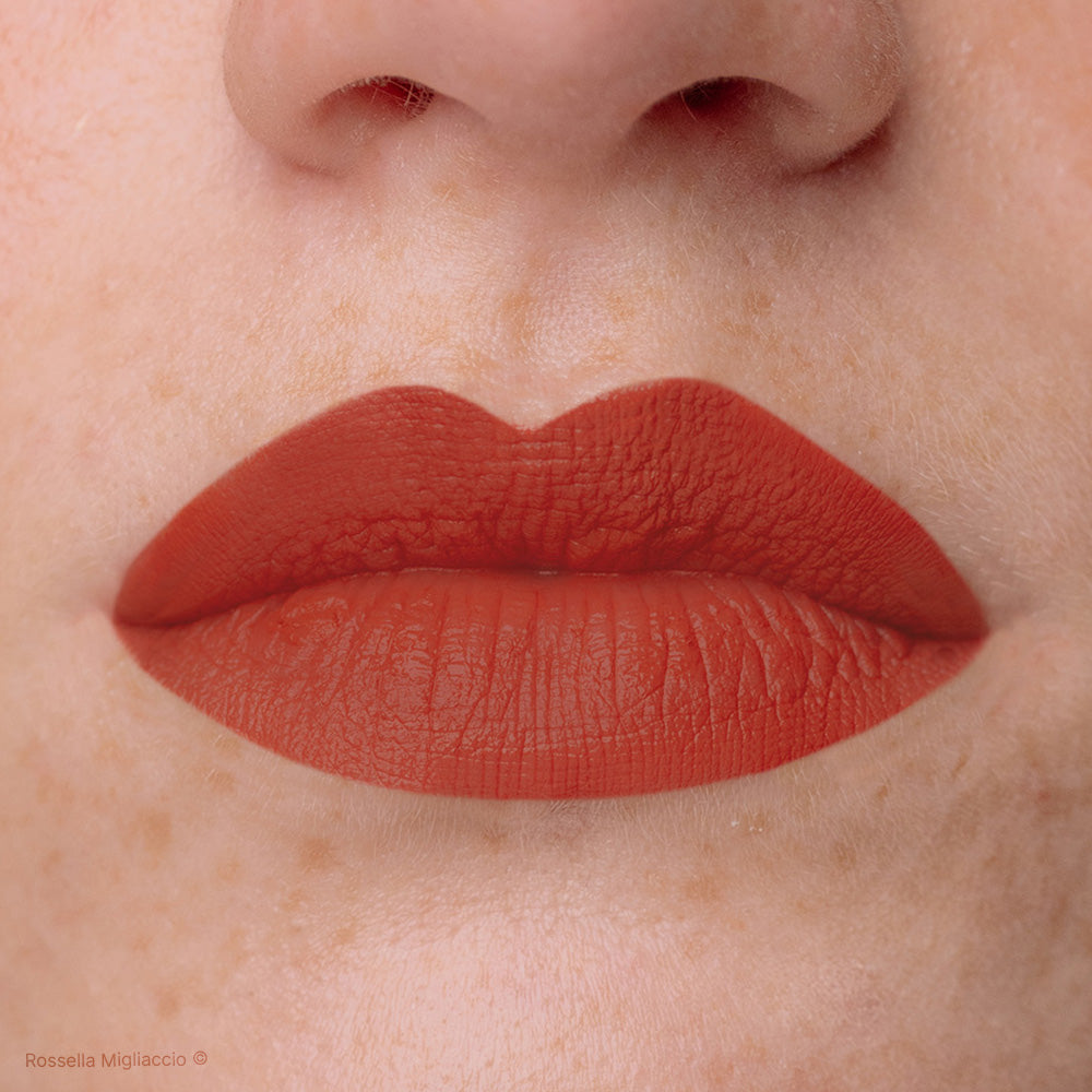 Rossetto rosso caldo, perfetto per stagione Autumn Warm.