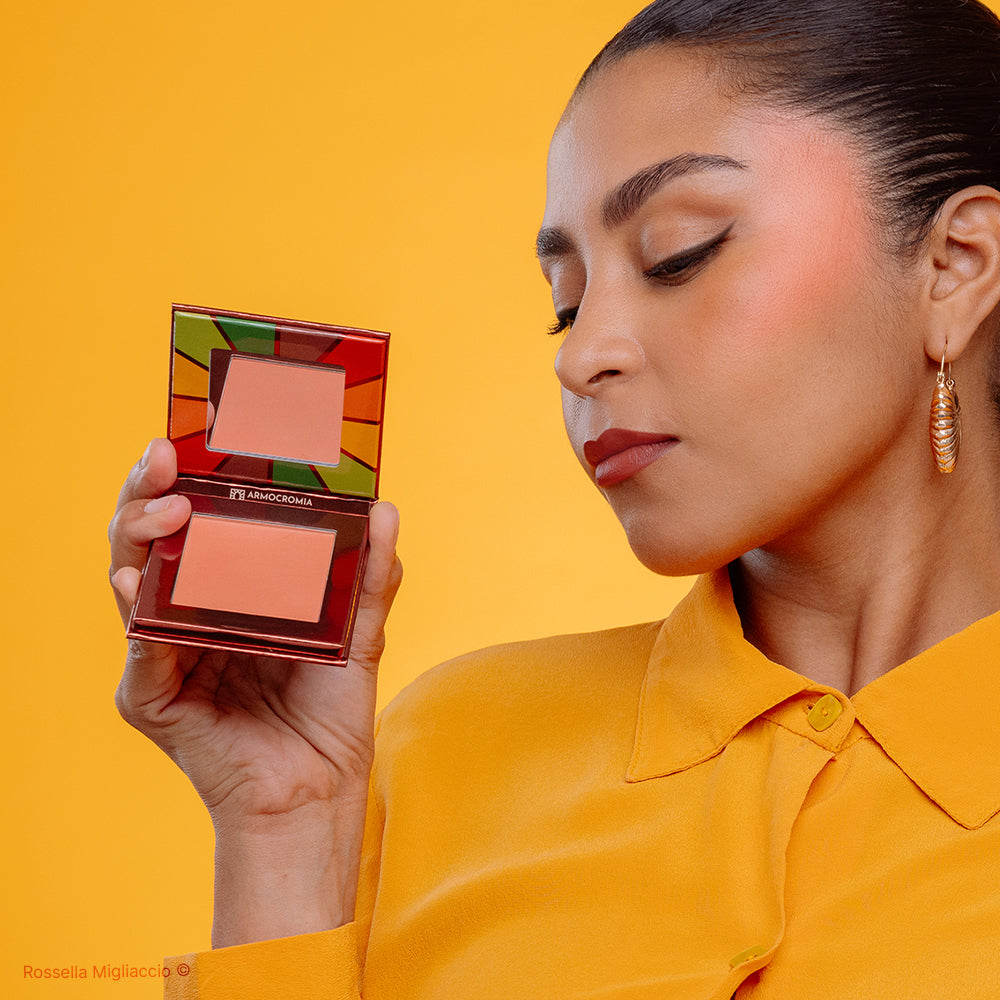 Una modella della stagione autunno mostra il pack di Autumn 01, il blush autunno soft di Armocromia Rossella Migliaccio.