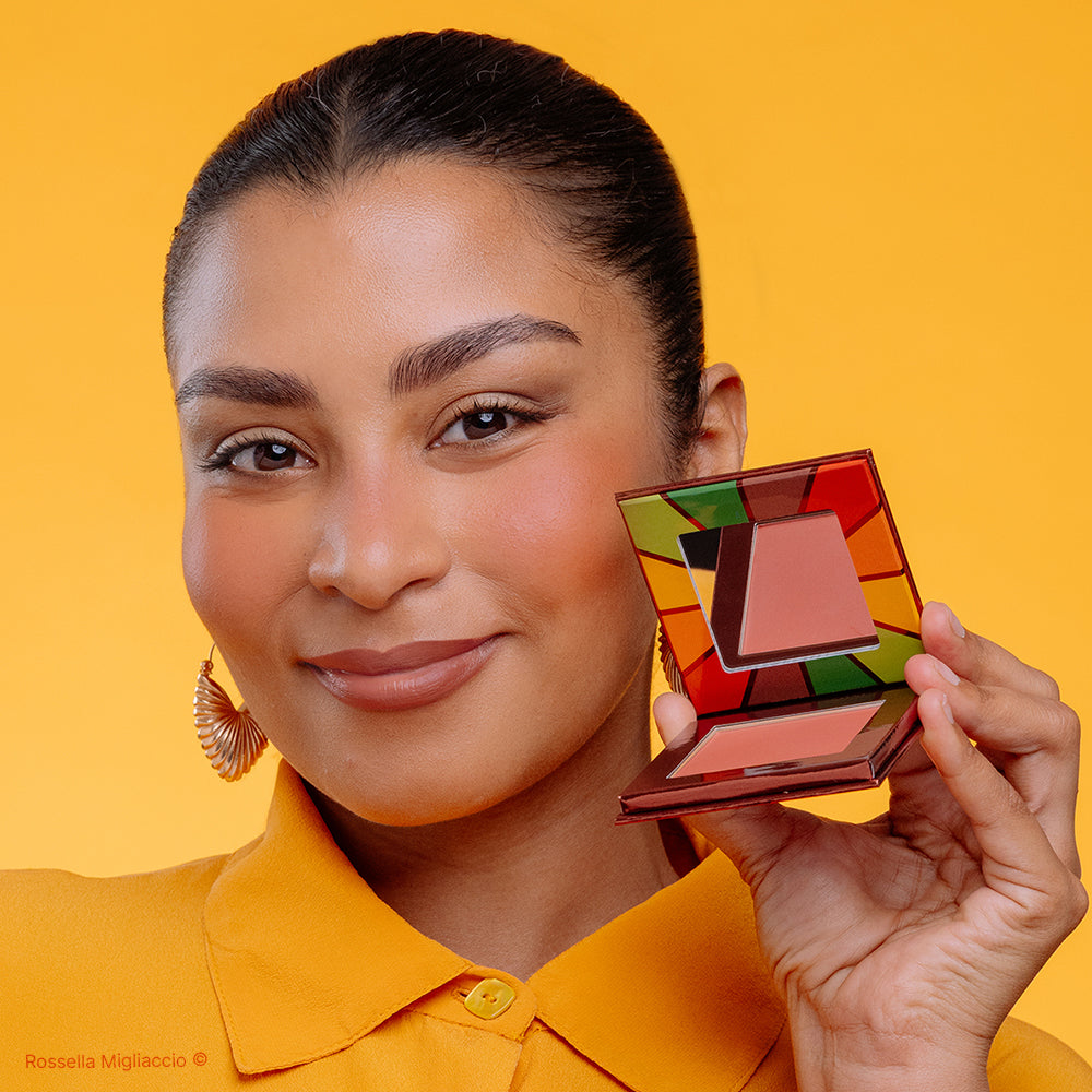 Modella mostra il pack di Autumn 02, il blush caldo per la palette autunno di Rossella Migliaccio.