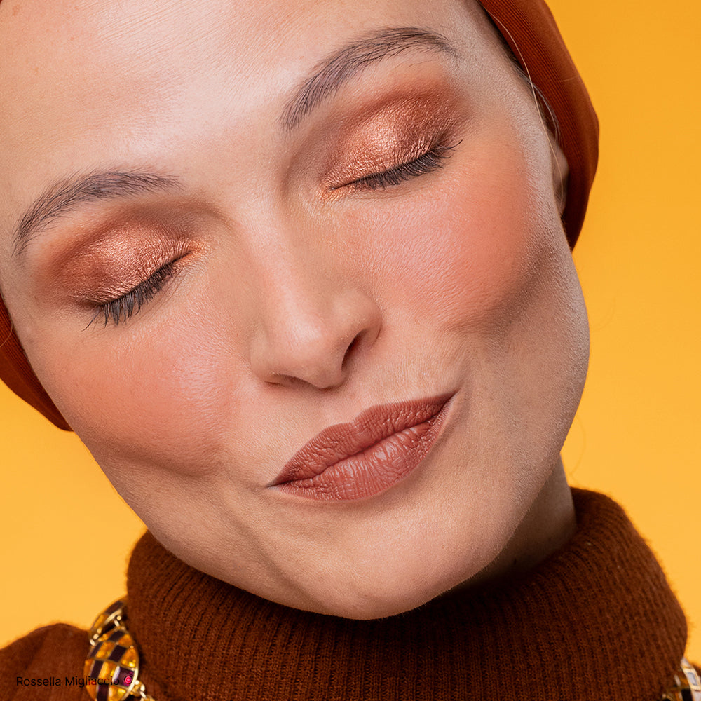 Modella indossa Autumn 02, il blush caldo per la palette autunno di Rossella Migliaccio.