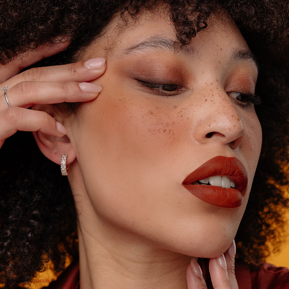 Modella indossa Autumn 03, il blush marrone per la palette autunno di Rossella Migliaccio.