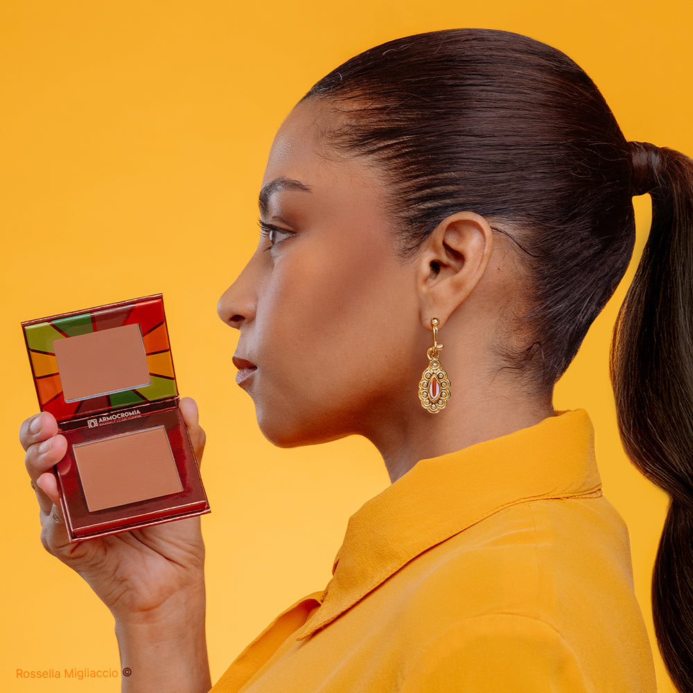 Modella mostra il pack di Autumn 03, il blush marrone per la palette autunno di Rossella Migliaccio.