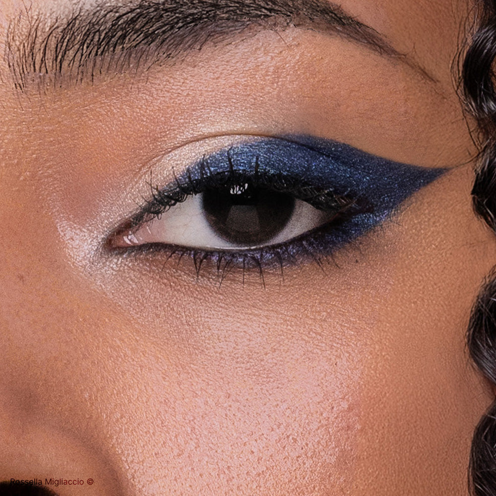 Makeup look con ombretto blu della palette Winter usato come eye-liner.