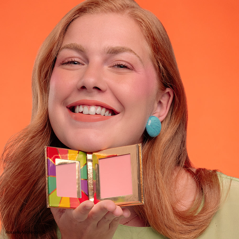 Modella mostra il pack di Spring 01, il blush rosa chiaro per la palette primavera di Rossella Migliaccio.