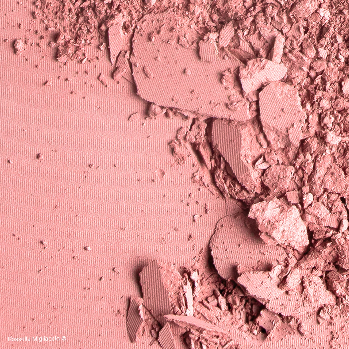 Texture in polvere di Spring 01, il blush rosa chiaro per la palette primavera di Rossella Migliaccio.