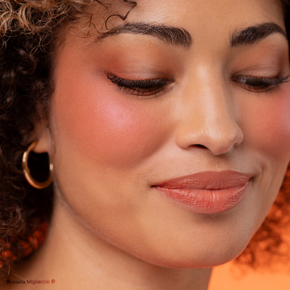 Modella indossa Spring 03, il blush rosa caldo per la palette primavera di Rossella Migliaccio.