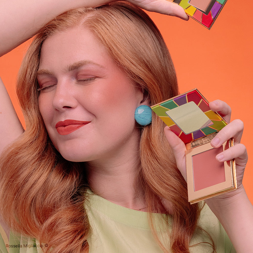 Modella mostra il pack di Spring 03, il blush rosa caldo per la palette primavera di Rossella Migliaccio.