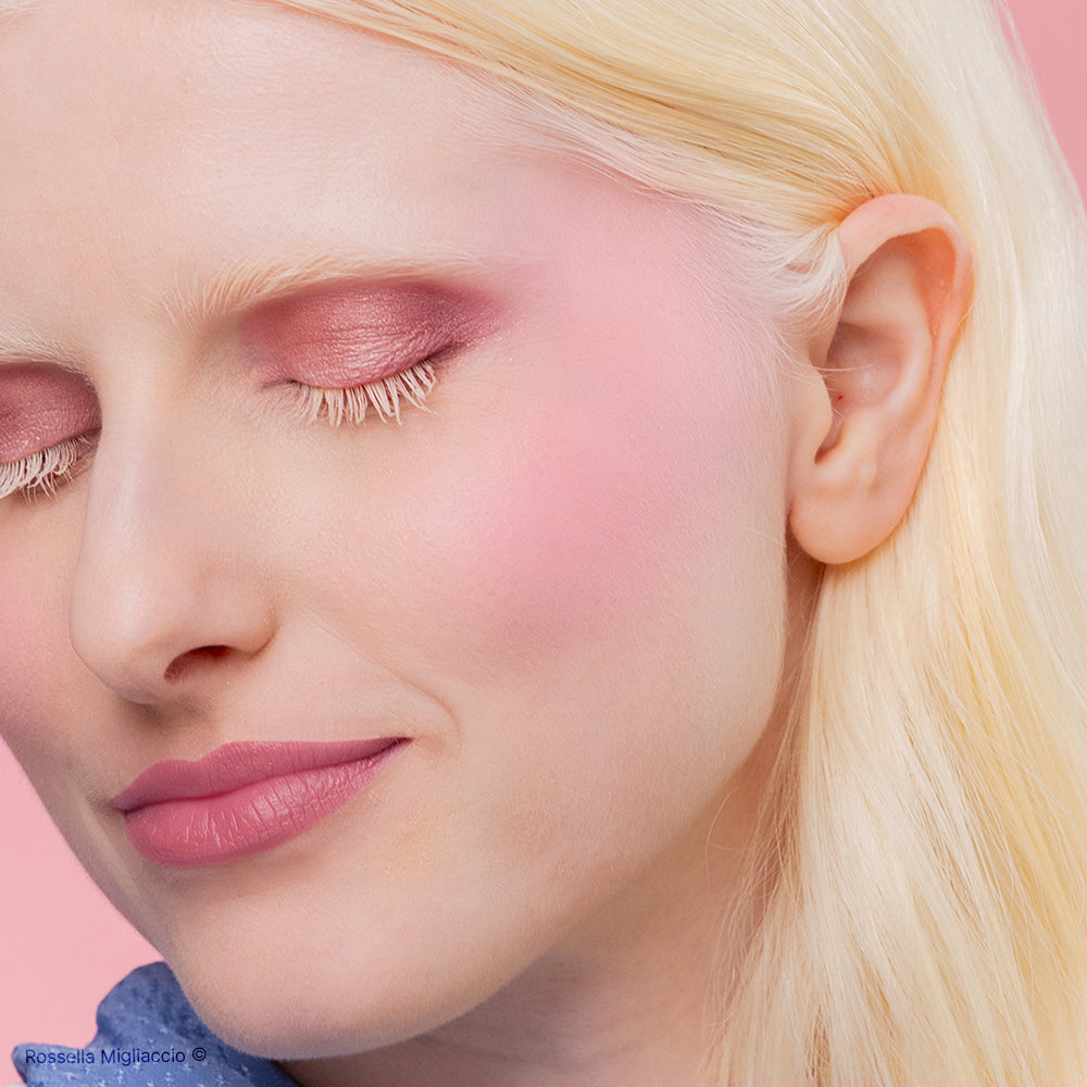 Modella indossa Summer 01, il blush rosa confetto per la palette primavera di Rossella Migliaccio.