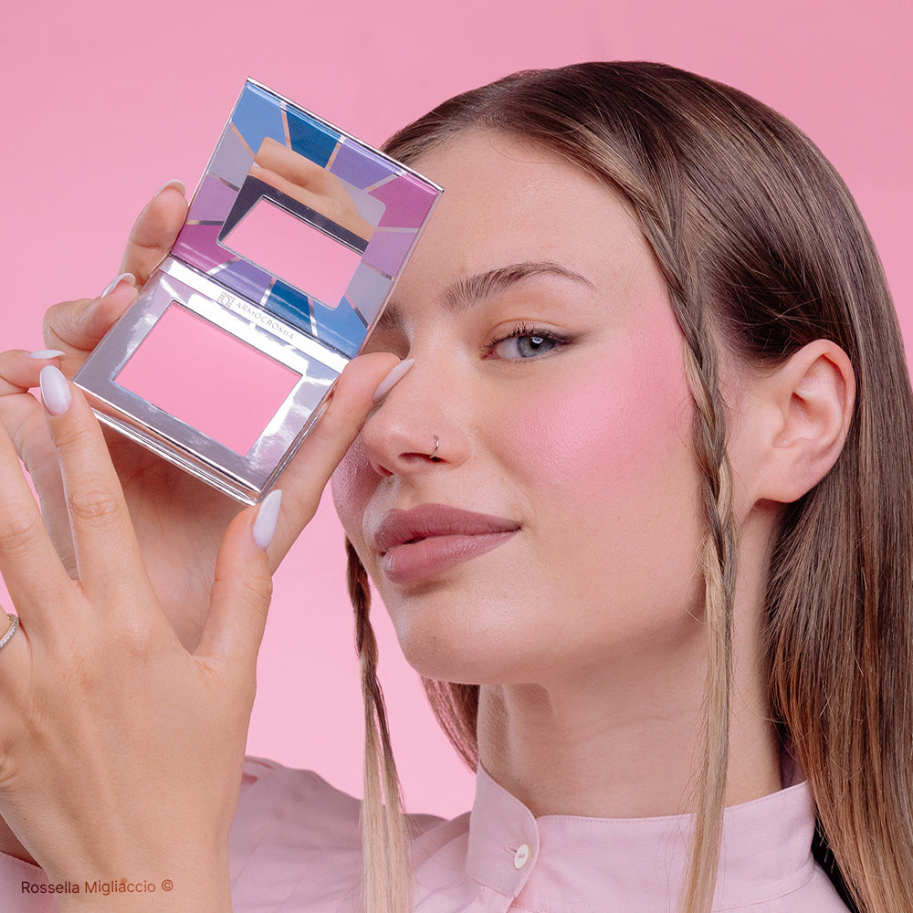 Modella mostra il pack di Summer 01, il blush rosa confetto per la palette primavera di Rossella Migliaccio.