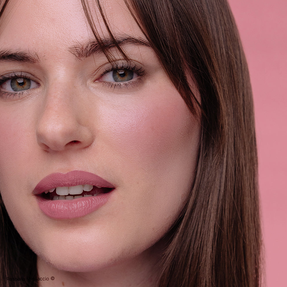 Modella indossa Summer 02, il blush malva per la palette primavera di Rossella Migliaccio.