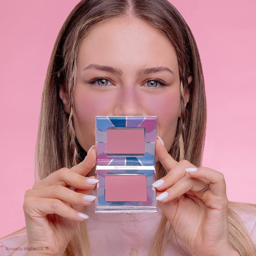 Modella mostra il pack di Summer 02, il blush malva per la palette primavera di Rossella Migliaccio.