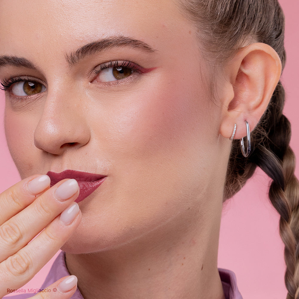 Modella indossa Summer 03, il blush rosa per la palette primavera di Rossella Migliaccio.