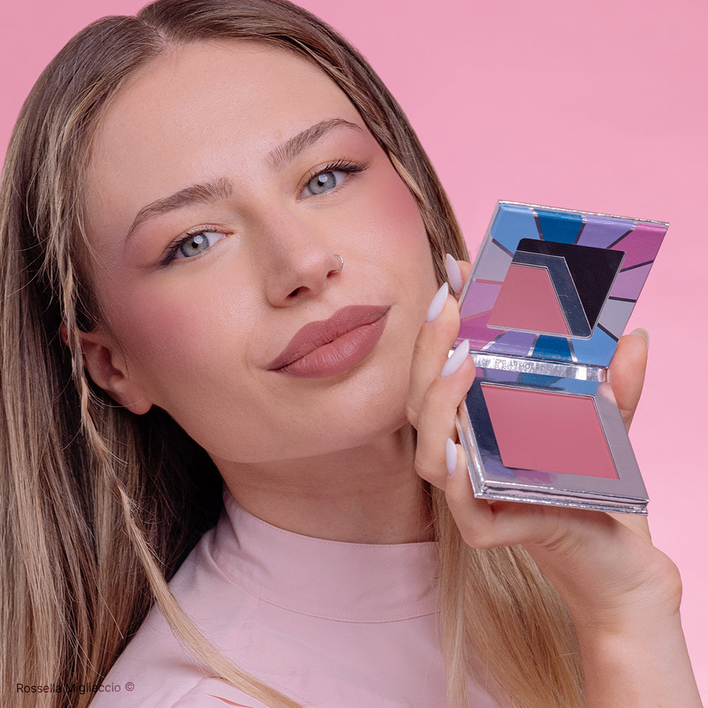 Modella mostra il pack di Summer 03, il blush rosa per la palette primavera di Rossella Migliaccio.