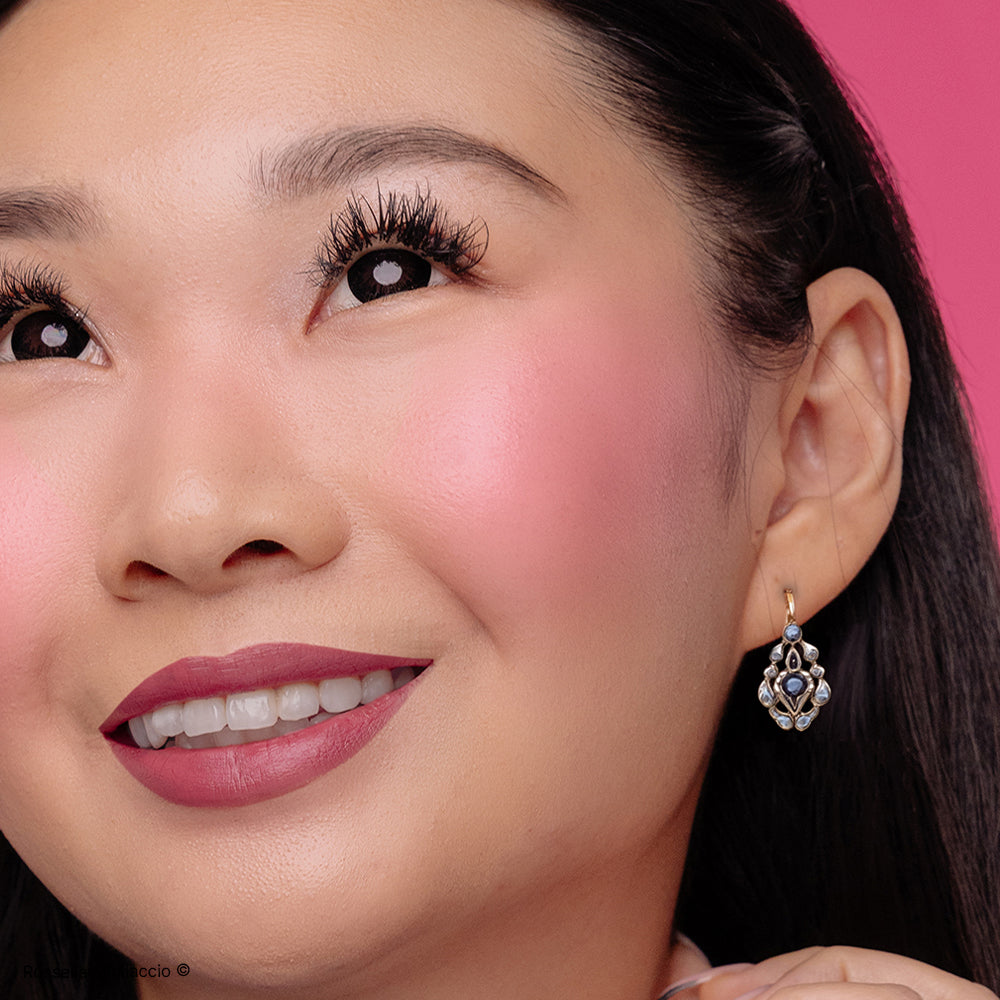 Modella mostra il pack di Winter 01, il blush rosa freddo per la palette primavera di Rossella Migliaccio.