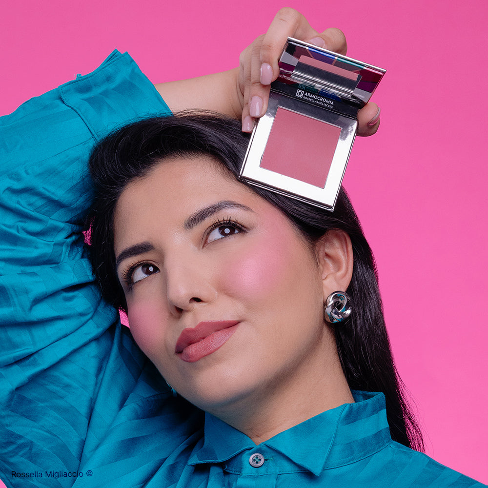 Modella mostra il pack di Winter 01, il blush rosa freddo per la palette primavera di Rossella Migliaccio.