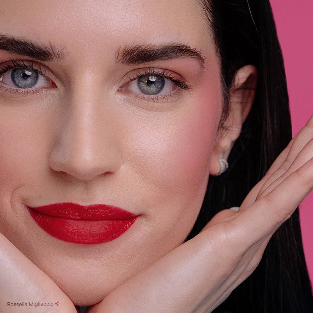 Modella indossa Winter 02, il blush rosa brillante per la palette primavera di Rossella Migliaccio.