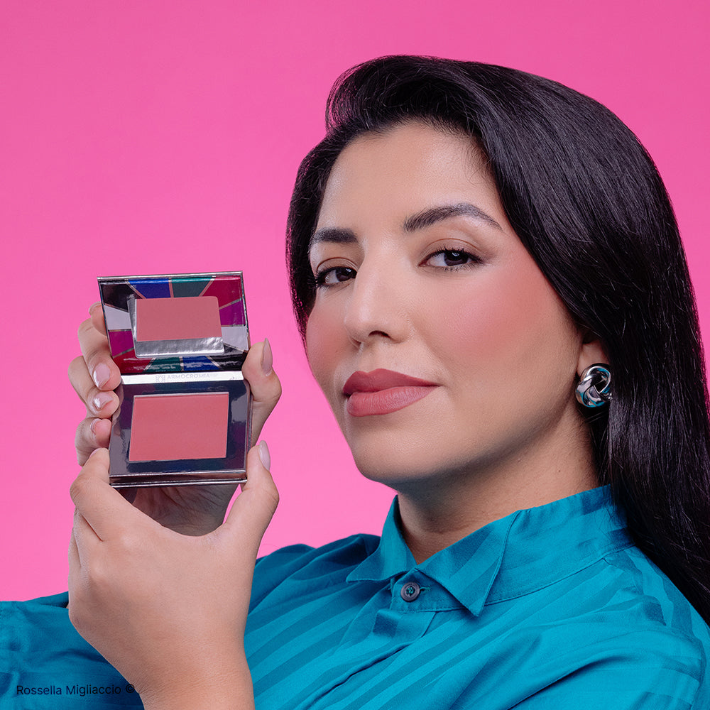 Modella mostra il pack di Winter 02, il blush rosa brillante per la palette primavera di Rossella Migliaccio.