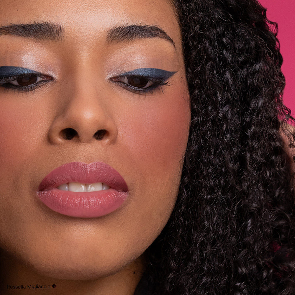 Modella indossa Winter 03, il blush rosa scuro per la palette primavera di Rossella Migliaccio.
