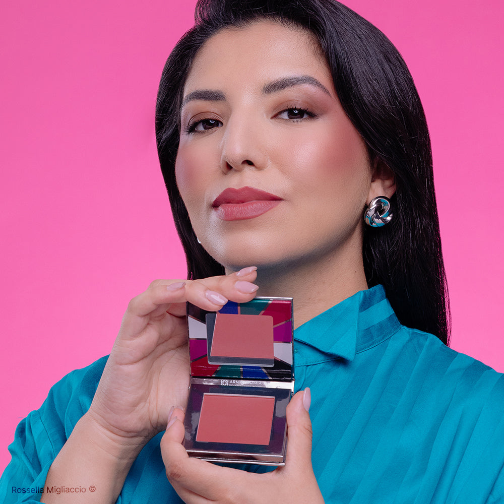 Modella mostra il pack di Winter 03, il blush rosa scuro per la palette primavera di Rossella Migliaccio.