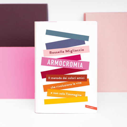 Libro "Armocromia" di Rossella Migliaccio, per imparare a valorizzarsi con l'uso dei colori giusti.