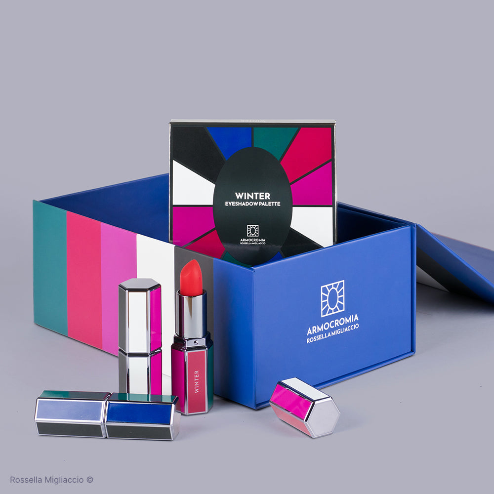 Compra il cofanetto Winter di Rossella Migliaccio per avere rossetti e palette occh per essere sempre in palette.