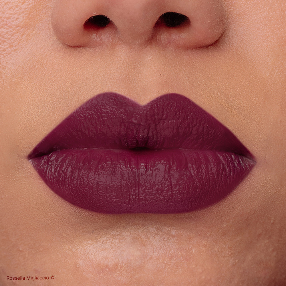 Rossetto viola intenso Winter Deep di Rossella Migliaccio.