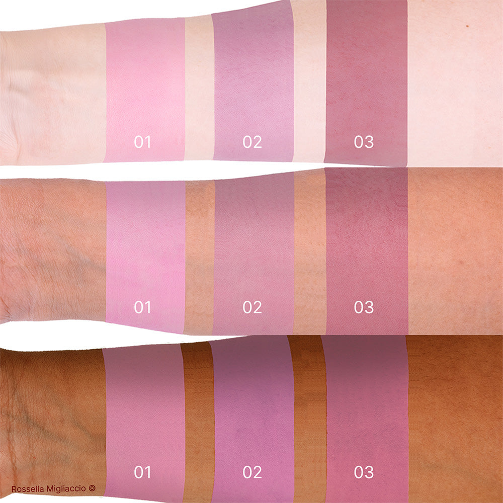 Swatch dei 3 blush Summer contenuti nel Cofanetto Deluxe Summer di Armocromia Rossella Migliaccio. Su tre sottotoni di pelle.