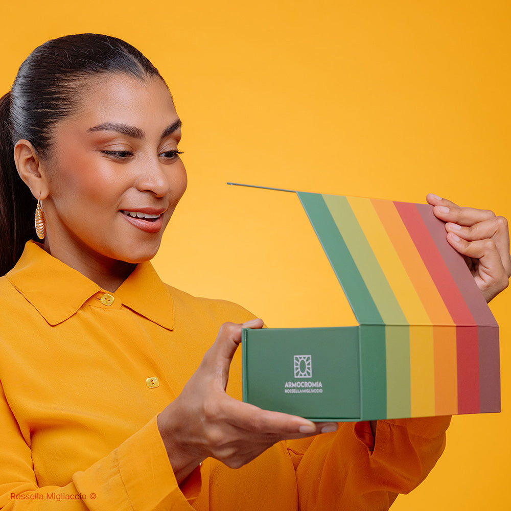 Ragazza mostra la box deluxe Autunno di Armocromia Rossella Migliaccio.