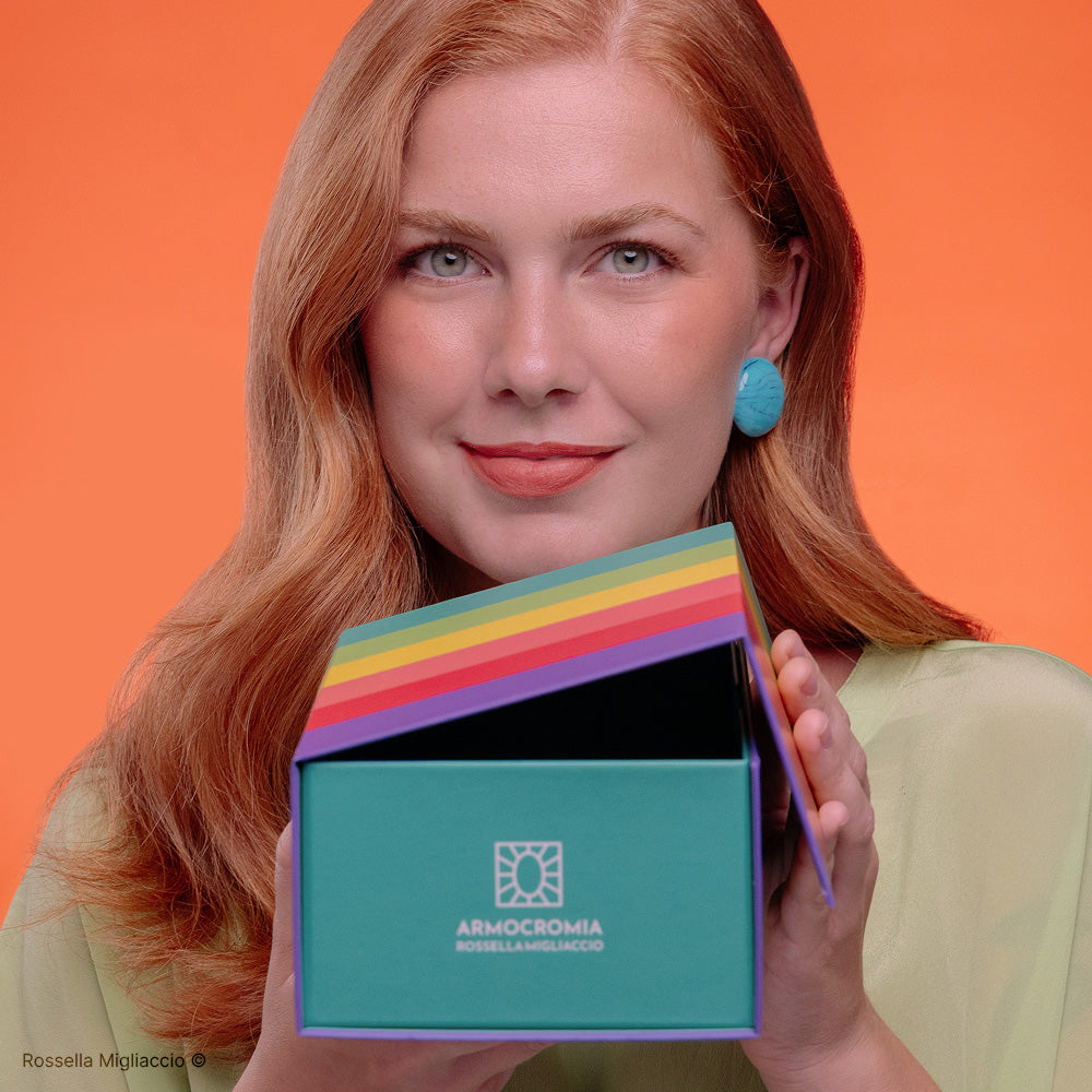 Ragazza mostra la box deluxe Primavera di Armocromia Rossella Migliaccio.