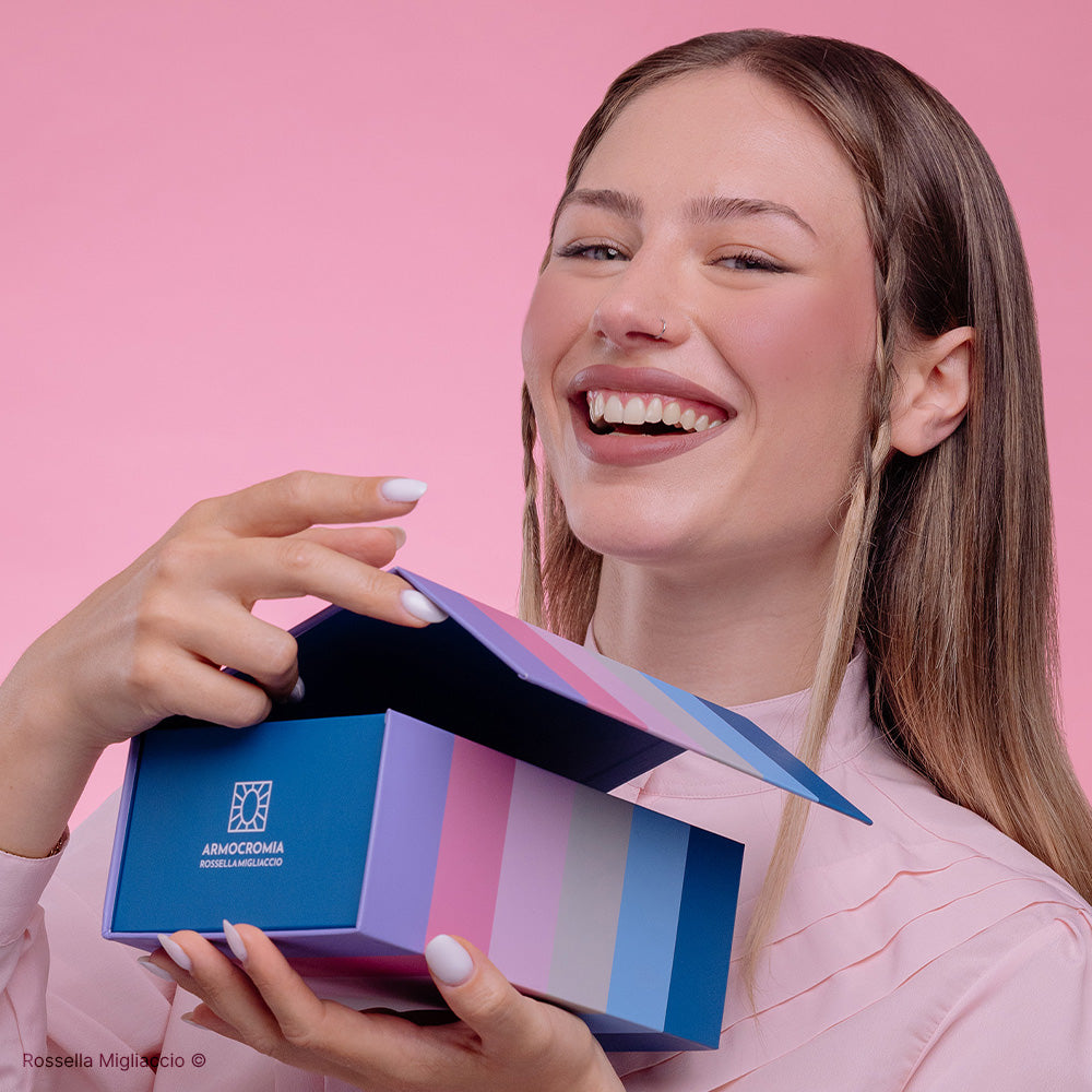 Ragazza mostra il Cofanetto Deluxe Summer di Armocromia Rossella Migliaccio.