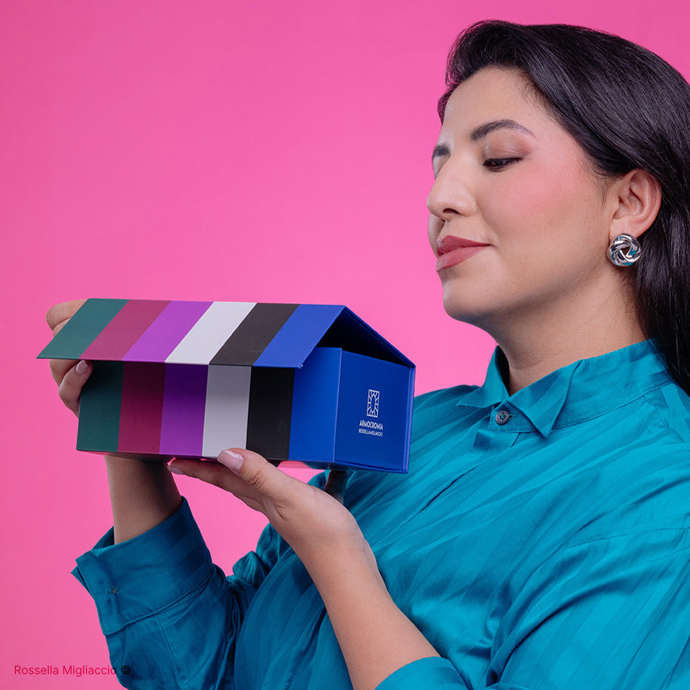 Ragazza mostra la box del Cofanetto Deluxe Winter di Armocromia Rossella Migliaccio.
