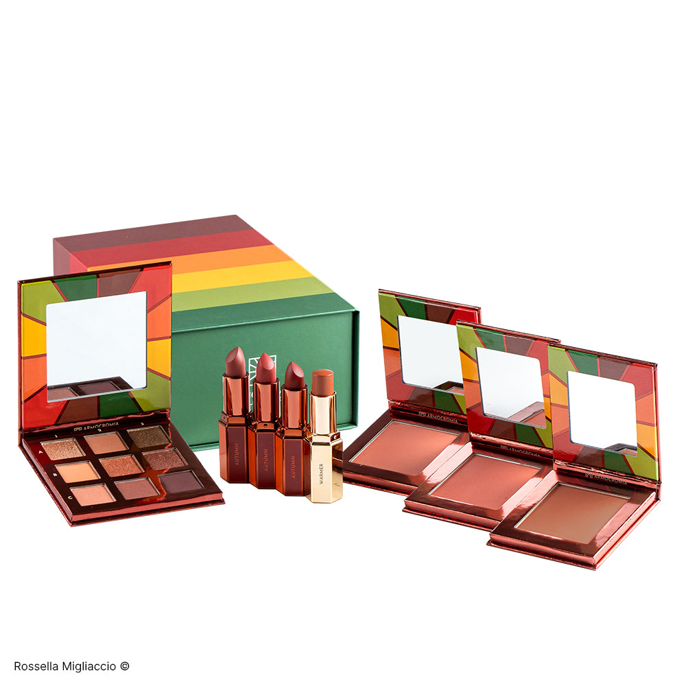Cofanetto Deluxe Autumn di Armocromia Rossella Migliaccio. Tutto il make-up della stagione Autunno in un'elegante box. Con 3 rossetti, 1 palette occhi, 3 blush, 1 Armosaver Warmer.