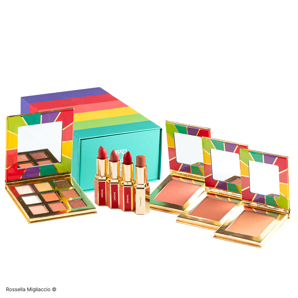 Cofanetto Deluxe spring di Armocromia Rossella Migliaccio. Tutto il make-up della stagione Primavera in un'elegante box. Con 3 rossetti, 1 palette occhi, 3 blush, 1 Armosaver Warmer.
