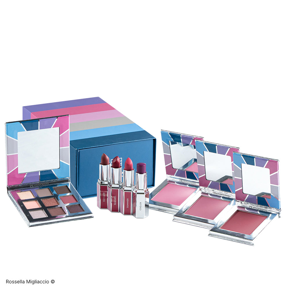 Cofanetto Deluxe Summer di Armocromia Rossella Migliaccio. Il make-up della stagione Estate racchiuso in un'elegante box. Con 3 rossetti, 1 palette occhi, 3 blush, 1 Armosaver Cooler.