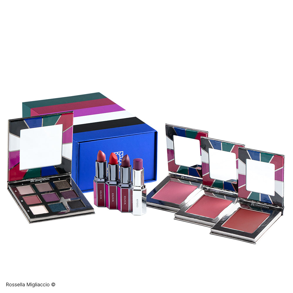Cofanetto Deluxe winter di Armocromia Rossella Migliaccio. Tutto il make-up della stagione Inverno in un'elegante box. Con 3 rossetti, 1 palette occhi, 3 blush, 1 Armosaver Cooler.