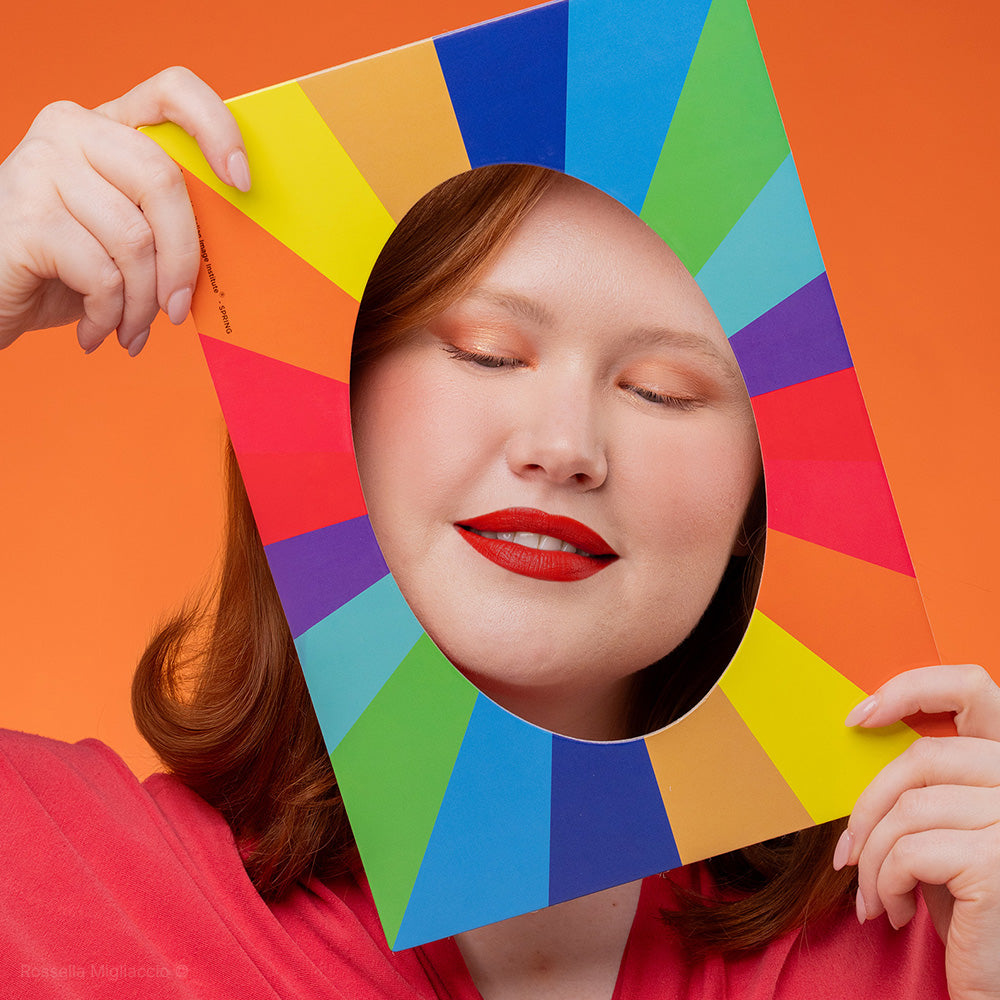 Ragazza mostra la cornice Spring di Armocromia Rossella Migliaccio.