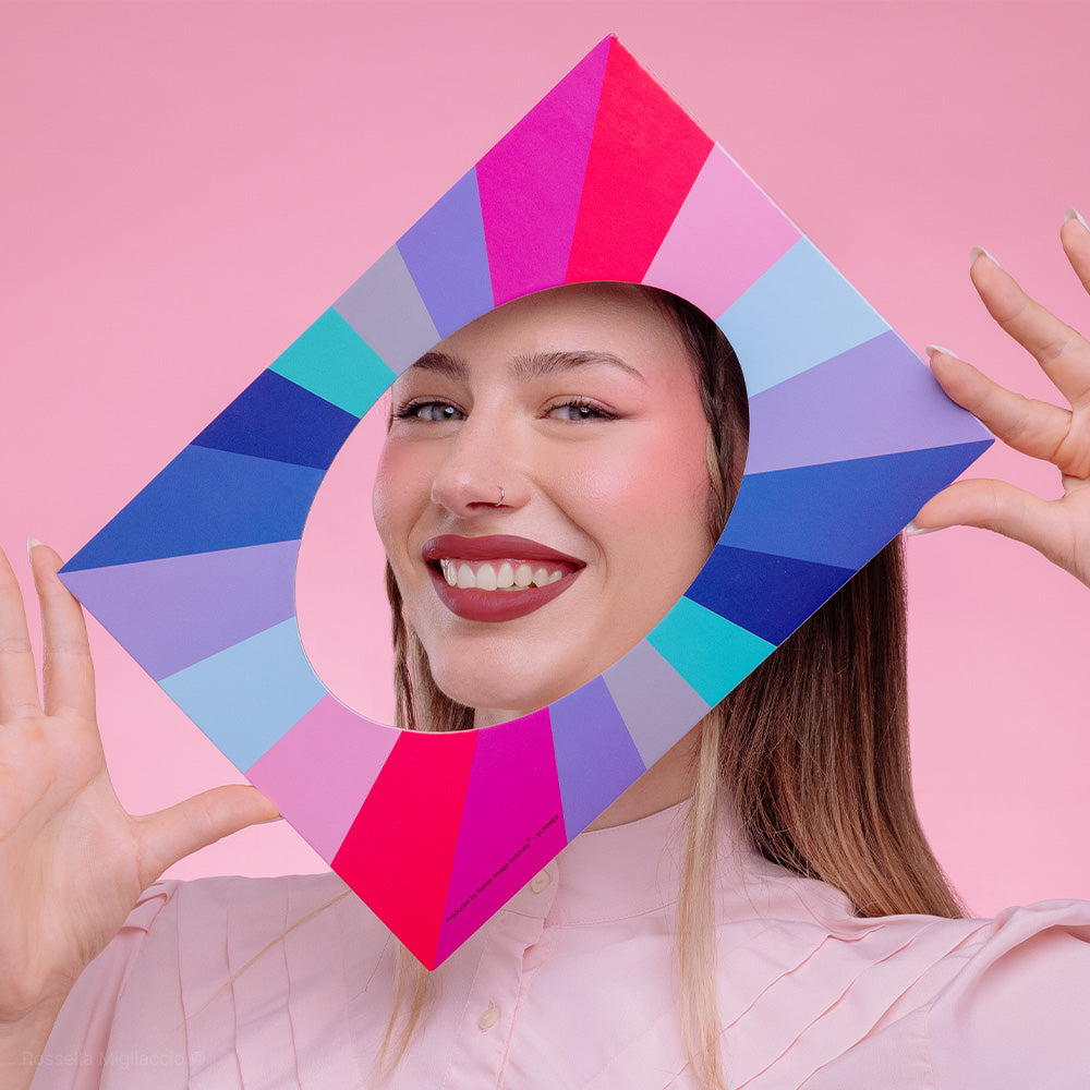 Ragazza mostra la cornice Summer di Armocromia Rossella Migliaccio.