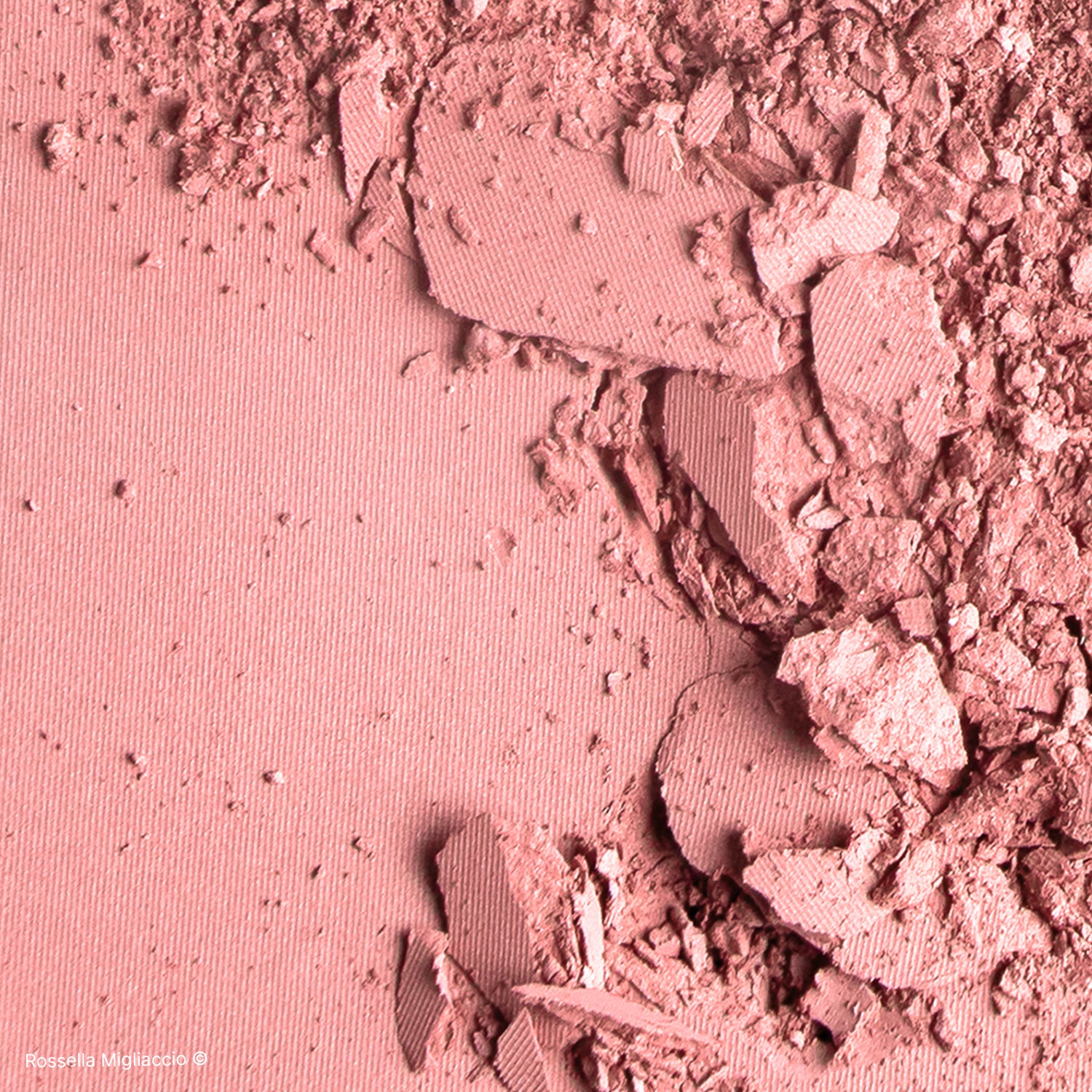 Texture in polvere di Spring 01, il blush rosa chiaro per la palette primavera di Rossella Migliaccio.